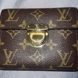 LV wallet, is a bit damaged. Selling as is